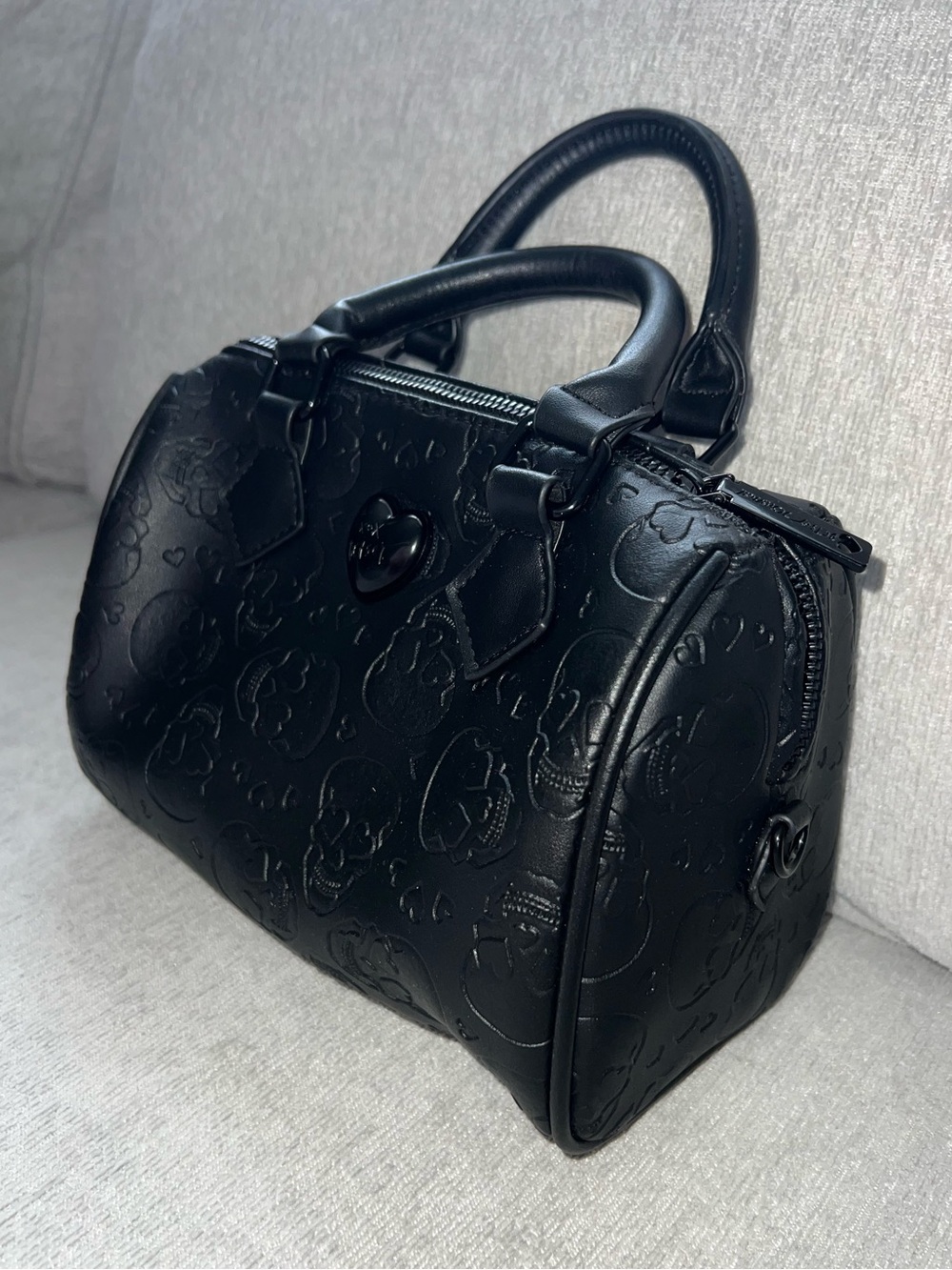 Betsey Johnson embossed skull barrel bag - Picture 3 of 5